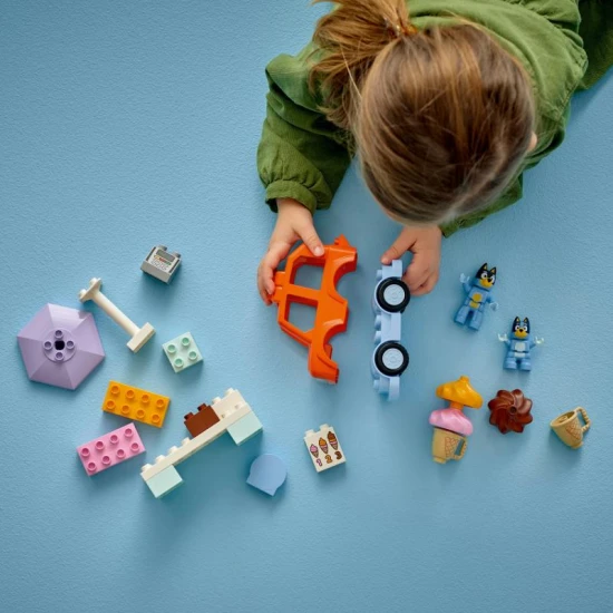 LEGO DUPLO Bluey a výlet na zmrzlinu – zábava pre najmenších!