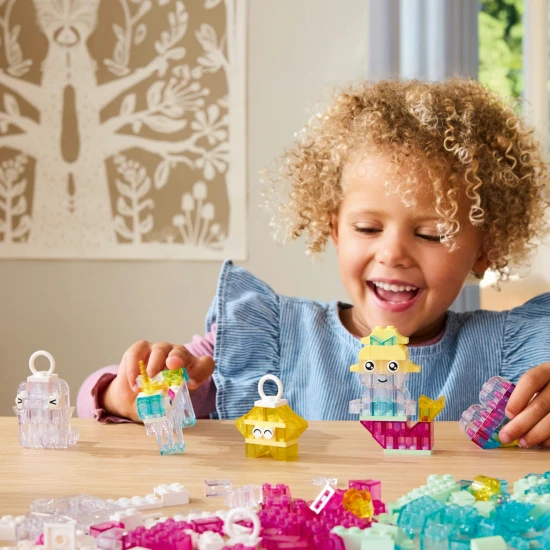 Kreatívna LEGO Classic stavebnica s priesvitnými kockami pre nekonečné možnosti stavania.