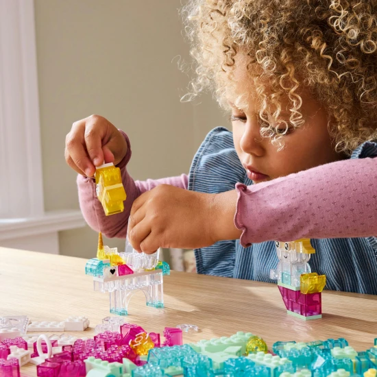 Kreatívna LEGO Classic stavebnica s priesvitnými kockami pre nekonečné možnosti stavania.