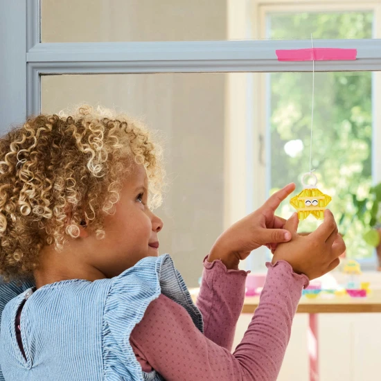 Kreatívna LEGO Classic stavebnica s priesvitnými kockami pre nekonečné možnosti stavania.