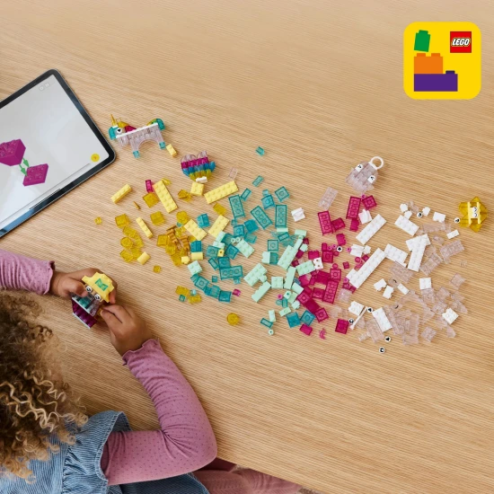 Kreatívna LEGO Classic stavebnica s priesvitnými kockami pre nekonečné možnosti stavania.