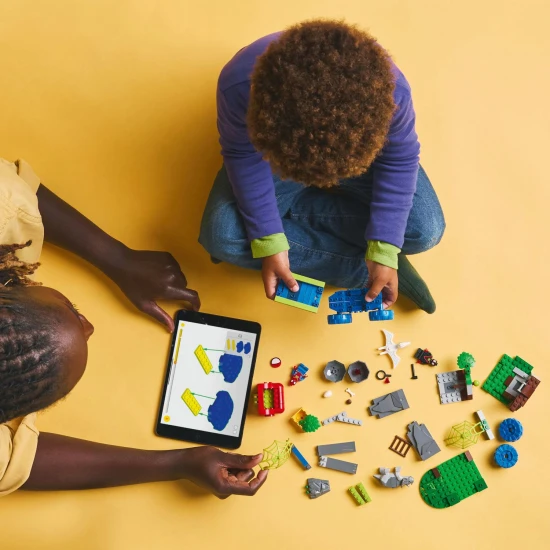 LEGO® Marvel 11199: Spideyho tím a záchrana dinosaurov s truckom – Akčné minifigúrky a dinosaury.