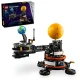LEGO® Technic Planéta Zem a Mesiac na obežnej dráhe (42179) – model so zobrazením obežnej dráhy a rotácií, vrátane funkčného kľukového hriadeľa a obrázkov fáz Mesiaca