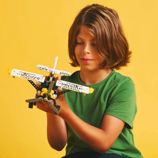 LEGO® Technic 42198 Lietadlo do vzdialených oblastí – Model s otočnou vrtuľou a zebrou.