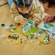 Dve minibábiky LEGO Friends, Autumn a veterinárka Gabriela, sa starajú o zvieratká na veterinárnej klinike. Sú obklopené figúrkami kozliatka, mačky a psa a používajú stôl, váhy, počítač a lampu na vyšetrenie. 