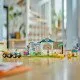 Dve minibábiky LEGO Friends, Autumn a veterinárka Gabriela, sa starajú o zvieratká na veterinárnej klinike. Sú obklopené figúrkami kozliatka, mačky a psa a používajú stôl, váhy, počítač a lampu na vyšetrenie. 