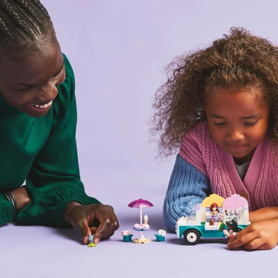 LEGO® Friends 42644 Zmrzlinárske auto – Hračky pre deti s minibábikami, zajačikom a zmrzlinovými doplnkami.