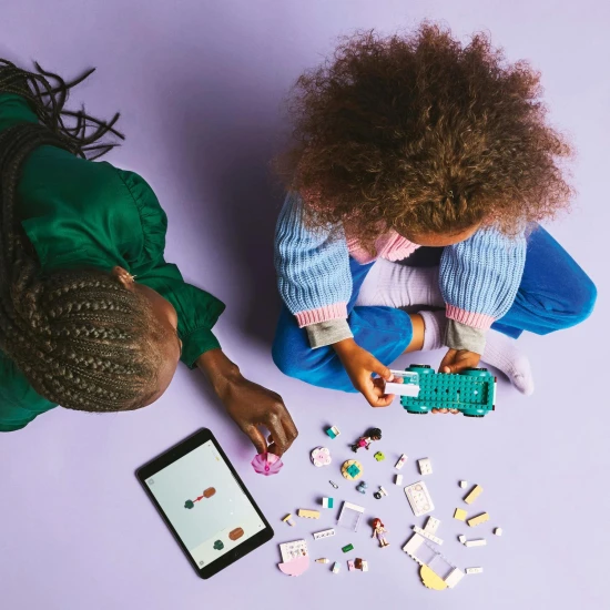 LEGO® Friends 42644 Zmrzlinárske auto – Hračky pre deti s minibábikami, zajačikom a zmrzlinovými doplnkami.