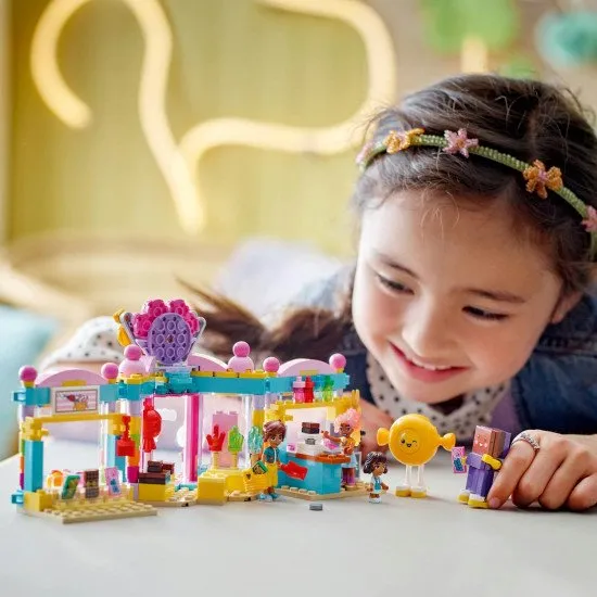  LEGO® Friends 42649 Cukráreň v mestečku Heartlake so 3 postavami a zábavnými doplnkami na hranie.
