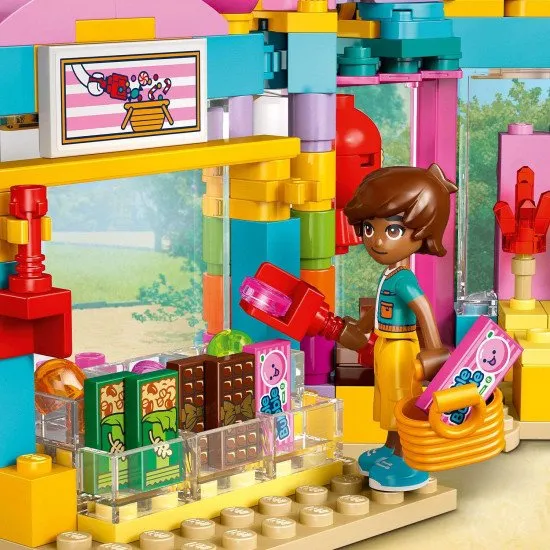  LEGO® Friends 42649 Cukráreň v mestečku Heartlake so 3 postavami a zábavnými doplnkami na hranie.