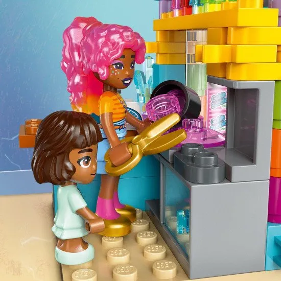  LEGO® Friends 42649 Cukráreň v mestečku Heartlake so 3 postavami a zábavnými doplnkami na hranie.