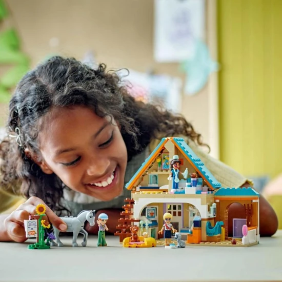 LEGO Friends 42651 – Veterinárna klinika pre kone a domáce zvieratká s minipanenky, koňom, psami a mačkou