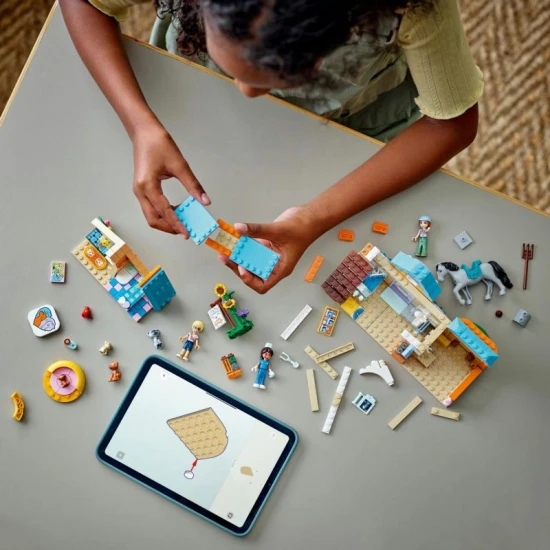 LEGO Friends 42651 – Veterinárna klinika pre kone a domáce zvieratká s minipanenky, koňom, psami a mačkou