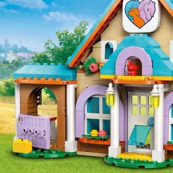 LEGO Friends 42651 – Veterinárna klinika pre kone a domáce zvieratká s minipanenky, koňom, psami a mačkou