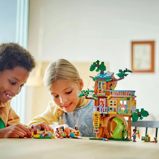 LEGO® Friends 42652 Dom priateľstva na strome s minibábikami a zvieratkami