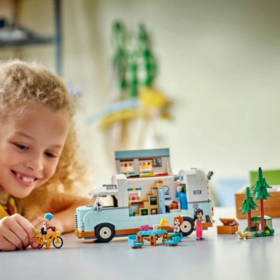 Objavuj prírodu s LEGO Friends a karavanom priateľstva