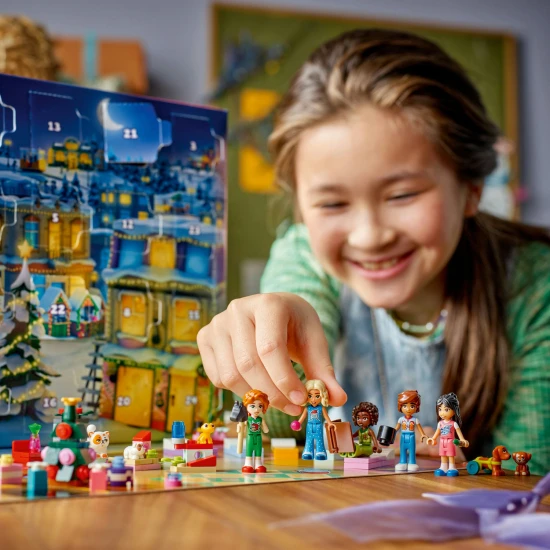 LEGO Friends Adventný kalendár 2025 42668 – 5 postavičiek, 5 zvieratiek a 24 prekvapení so sviatočnými aktivitami