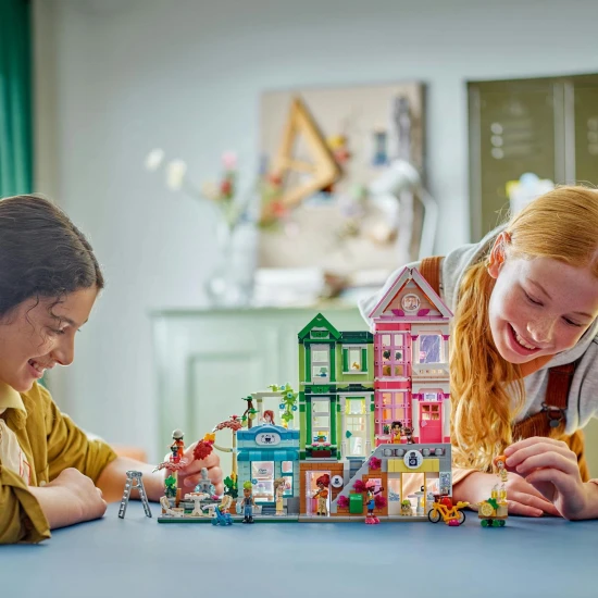 LEGO® Friends 42670 Apartmány a obchody Heartlake - tvorivá stavebnica s 9 postavami, pekárňou, keramickým štúdiom a ďalšími detailmi.