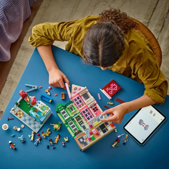 LEGO® Friends 42670 Apartmány a obchody Heartlake - tvorivá stavebnica s 9 postavami, pekárňou, keramickým štúdiom a ďalšími detailmi.