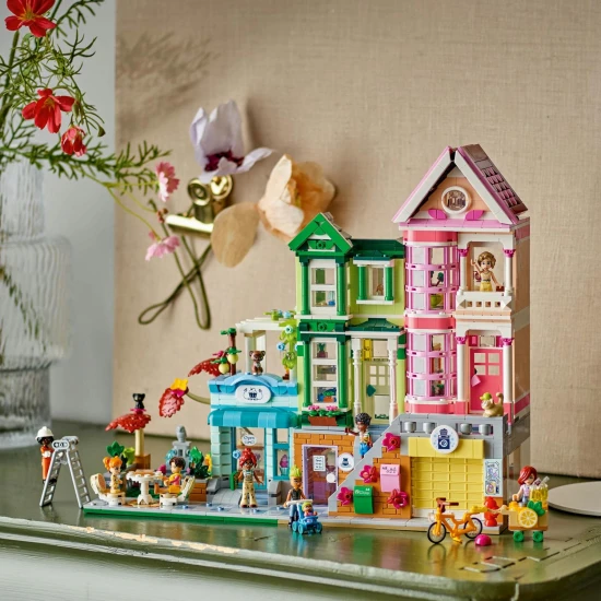 LEGO® Friends 42670 Apartmány a obchody Heartlake - tvorivá stavebnica s 9 postavami, pekárňou, keramickým štúdiom a ďalšími detailmi.
