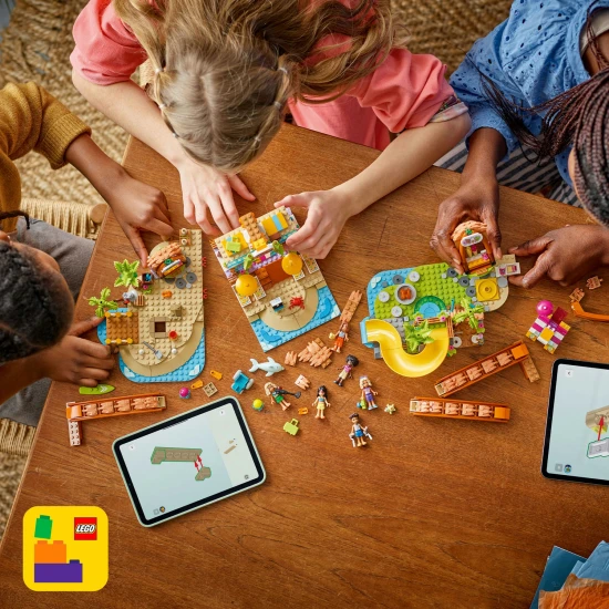 LEGO Friends 42673 Rodinná dovolená u pláže – 6 minibábik, delfín, korytnačka a doplnky pre plážové a vodné hry