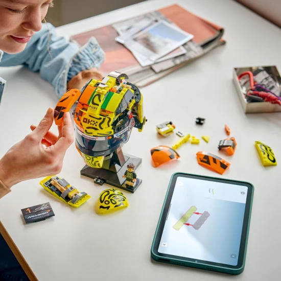 LEGO® Editions 43023 Prilba Lando Norris z tímu McLaren Mastercard F1®