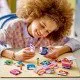 LEGO® Disney stavebnica z filmu V hlave 2 so 2 zostaviteľnými kockami, minibábikami Radosti a Úzkosti, náladovými cedulkami a figúrkami Foremana a Margie. Model obsahuje farebné pamäťové guľôčky a výstavný podstavec na kocky.