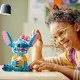 LEGO® Disney Stitch na hranie a vystavenie s pohyblivými ušami, otáčajúcou sa hlavou, zostaviteľným zmrzlinovým kornútkom a kvetinou. Ideálny darček pre fanúšikov rozprávky Lilo a Stitch.
