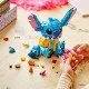 LEGO® Disney Stitch na hranie a vystavenie s pohyblivými ušami, otáčajúcou sa hlavou, zostaviteľným zmrzlinovým kornútkom a kvetinou. Ideálny darček pre fanúšikov rozprávky Lilo a Stitch.