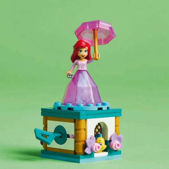LEGO® Disney Točiaci sa Ariel – krásna stavebnica s otočným stojanom, postavičkami Ariel a Šupinky a úložným priestorom v ‘diamantových’ šatách