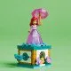 LEGO® Disney Točiaci sa Ariel – krásna stavebnica s otočným stojanom, postavičkami Ariel a Šupinky a úložným priestorom v ‘diamantových’ šatách