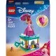 LEGO® Disney Točiaci sa Ariel – krásna stavebnica s otočným stojanom, postavičkami Ariel a Šupinky a úložným priestorom v ‘diamantových’ šatách