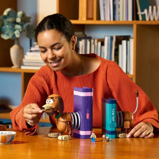 LEGO Disney 43301 Knižné zarážky Pes Slinky z Toy Story