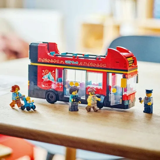 Parádny dvojposchodový vyhliadkový autobus LEGO® s pohodlnými sedadlami na oboch poschodiach, prepracovanými detailmi a rôznymi doplnkami na hranie, ako sú mikrofón, telefón a fotoaparát.