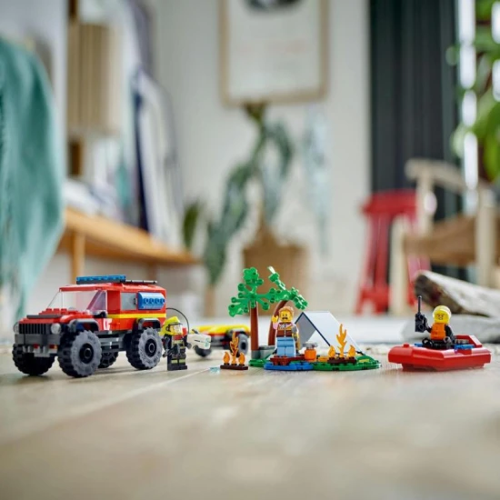 LEGO CITY Hasičské auto 4x4 s prívesom a záchranným člnom pripravené na akciu v prírode