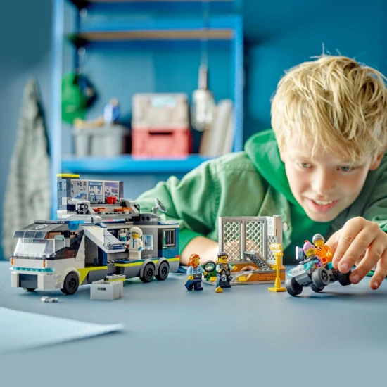 LEGO CITY Mobilné kriminalistické laboratórium s nákladiakom, ktorý po otvorení odhaľuje dvojposchodové kriminalistické pracovisko s mapou, mikroskopom, kávovarom a väzením, doplnené minifigúrkami policajtov, vedca a zločincov.