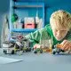 LEGO CITY Mobilné kriminalistické laboratórium s nákladiakom, ktorý po otvorení odhaľuje dvojposchodové kriminalistické pracovisko s mapou, mikroskopom, kávovarom a väzením, doplnené minifigúrkami policajtov, vedca a zločincov.