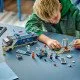 LEGO CITY Mobilné kriminalistické laboratórium s nákladiakom, ktorý po otvorení odhaľuje dvojposchodové kriminalistické pracovisko s mapou, mikroskopom, kávovarom a väzením, doplnené minifigúrkami policajtov, vedca a zločincov.