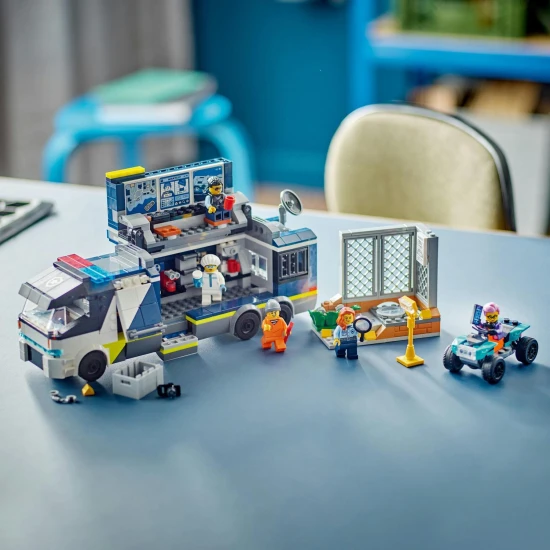 LEGO CITY Mobilné kriminalistické laboratórium s nákladiakom, ktorý po otvorení odhaľuje dvojposchodové kriminalistické pracovisko s mapou, mikroskopom, kávovarom a väzením, doplnené minifigúrkami policajtov, vedca a zločincov.