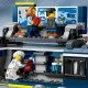 LEGO CITY Mobilné kriminalistické laboratórium s nákladiakom, ktorý po otvorení odhaľuje dvojposchodové kriminalistické pracovisko s mapou, mikroskopom, kávovarom a väzením, doplnené minifigúrkami policajtov, vedca a zločincov.