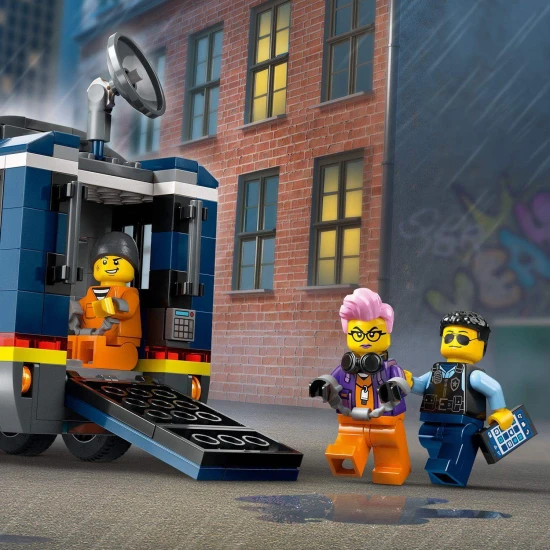LEGO CITY Mobilné kriminalistické laboratórium s nákladiakom, ktorý po otvorení odhaľuje dvojposchodové kriminalistické pracovisko s mapou, mikroskopom, kávovarom a väzením, doplnené minifigúrkami policajtov, vedca a zločincov.