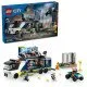 LEGO CITY Mobilné kriminalistické laboratórium s nákladiakom, ktorý po otvorení odhaľuje dvojposchodové kriminalistické pracovisko s mapou, mikroskopom, kávovarom a väzením, doplnené minifigúrkami policajtov, vedca a zločincov.