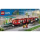 LEGO City električková zastávka s kaviarňou, automatom na lístky a priestrannou električkou s 2 kabínami pre vodičov a pohodlnými sedadlami pre cestujúcich.