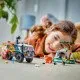 LEGO CITY terénne vozidlo s robustnými pneumatikami a ramenom s fotoaparátom, prieskumníci v džungli sledujú tigra, doplnené o ďalekohľad, vysielačku, mapu a prieskumný dron pre dobrodružný prieskum.