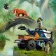LEGO CITY terénne vozidlo s robustnými pneumatikami a ramenom s fotoaparátom, prieskumníci v džungli sledujú tigra, doplnené o ďalekohľad, vysielačku, mapu a prieskumný dron pre dobrodružný prieskum.