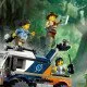 LEGO CITY terénne vozidlo s robustnými pneumatikami a ramenom s fotoaparátom, prieskumníci v džungli sledujú tigra, doplnené o ďalekohľad, vysielačku, mapu a prieskumný dron pre dobrodružný prieskum.