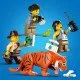 LEGO CITY terénne vozidlo s robustnými pneumatikami a ramenom s fotoaparátom, prieskumníci v džungli sledujú tigra, doplnené o ďalekohľad, vysielačku, mapu a prieskumný dron pre dobrodružný prieskum.