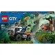 LEGO CITY terénne vozidlo s robustnými pneumatikami a ramenom s fotoaparátom, prieskumníci v džungli sledujú tigra, doplnené o ďalekohľad, vysielačku, mapu a prieskumný dron pre dobrodružný prieskum.