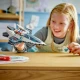 LEGO CITY Medzihviezdna vesmírna loď s vyklápacími hlavnými tryskami, hračkárskym akumulátorom na rýchly štart, a dronom, ktorý sa mení na tryskový batoh pre minifigúrku vesmírnej posádky.