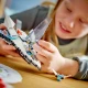 LEGO CITY Medzihviezdna vesmírna loď s vyklápacími hlavnými tryskami, hračkárskym akumulátorom na rýchly štart, a dronom, ktorý sa mení na tryskový batoh pre minifigúrku vesmírnej posádky.